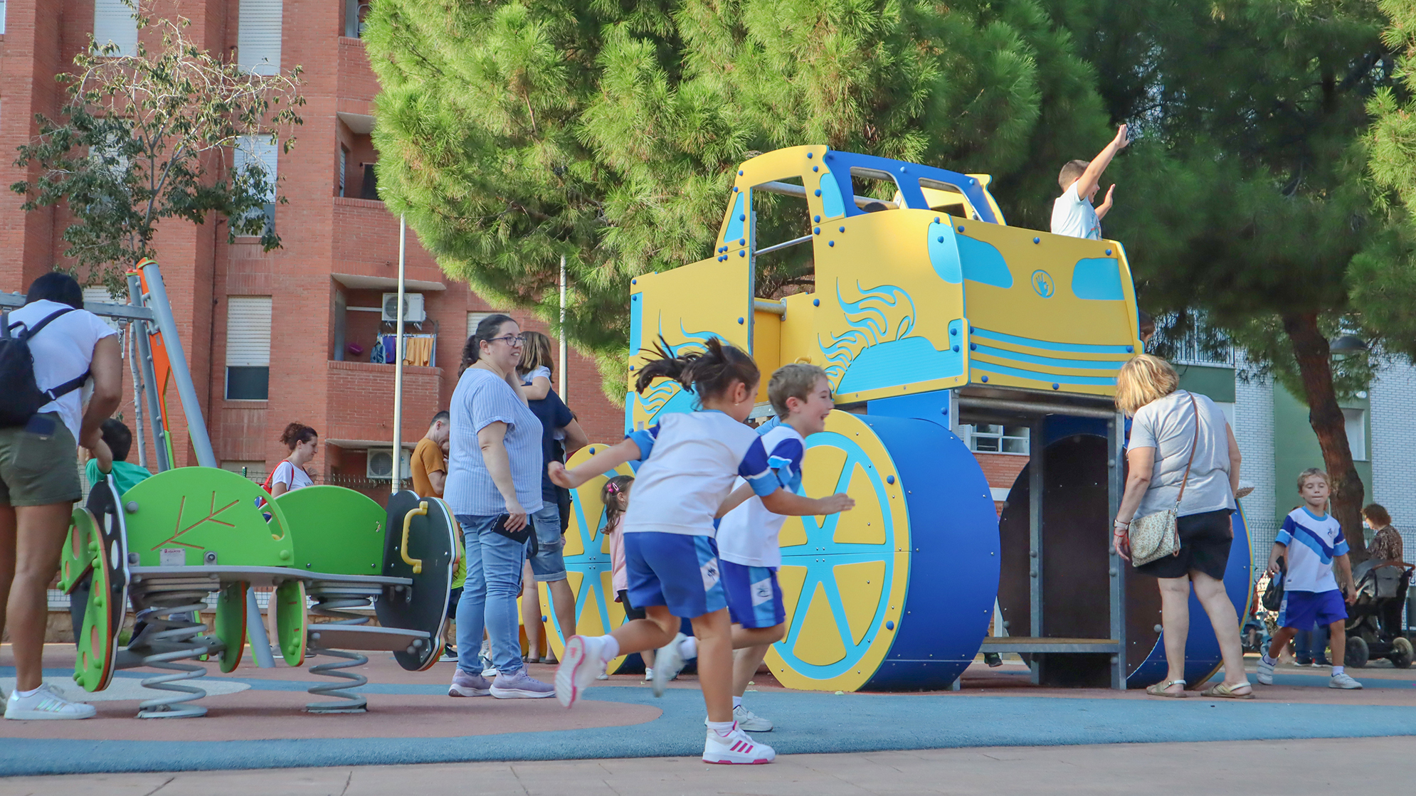 Onda estrena una nueva zona de juegos y ejercicio al aire libre en el parque de la Panderola