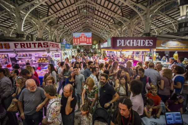 Miles de personas abarrotan los mercados municipales en el Bonic/a Fest