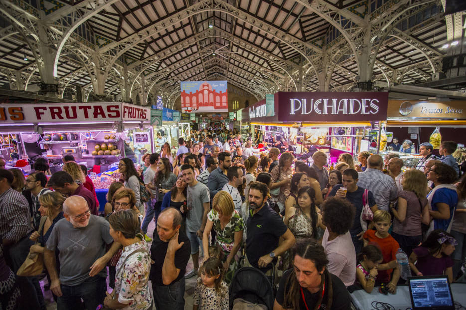 Miles de personas abarrotan los mercados municipales en el Bonic/a Fest