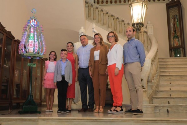 La Gaiata 8 'Portal de l'Om' ya luce en el vestíbulo del Ayuntamiento tras ganar el concurso de mano
