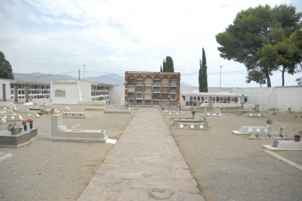 El Ayuntamiento invierte 150.000 euros en mejorar viales y drenaje del cementerio San José. Foto: CARLOS PASCUAL - 