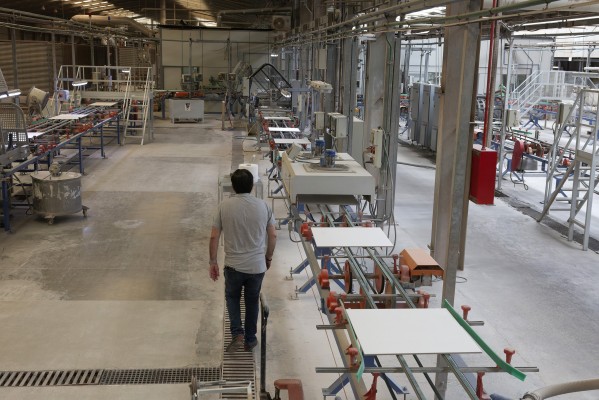 Los datos confirman el verano negro del azulejo: la producción cayó más de un 20% en agosto