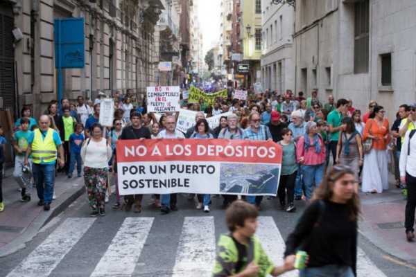 Los vecinos reactivan la protesta y exigen a Consell y a Barcala que eviten los depósitos del Puerto