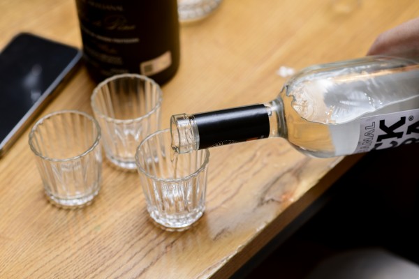 El buen mezcal se toma beso a beso