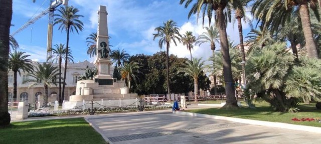 Lavado de cara del monumento a los Héroes de Cavite para el acto que homenajeará su centenario el próximo noviembre