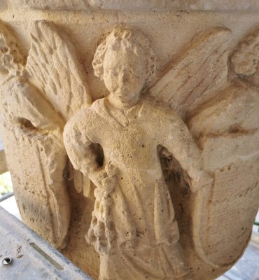 Elche realiza trabajos de limpieza y restauración en la Creu del Terme del Palacio de Altamira