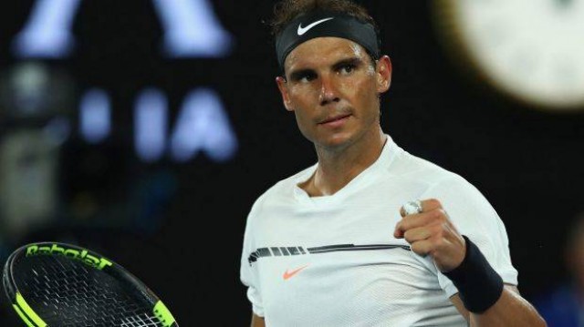 Rafa Nadal vuelve a dejarse ver sobre una pista
