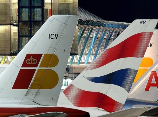 S&P saca del 'bono basura' a IAG por la fuerte demanda del tráfico aéreo