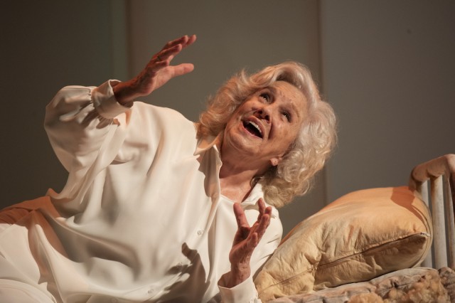 Lola Herrera presenta 'Adictos', una aventura social y política que 