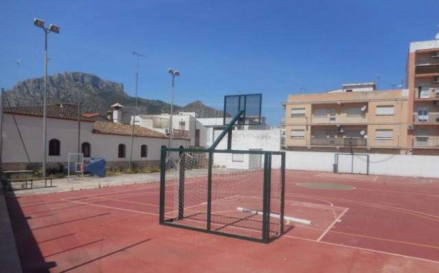 El Verger demolerá una pista de baloncesto para crear una plaza de mil metros con 413.000 euros

