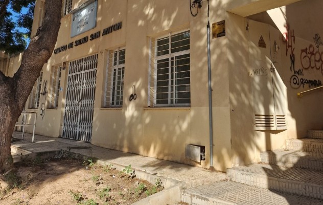 AFAL, Parkinson Cartagena y TP Cartagena esperan su traslado al antiguo Centro de Salud de San Antón, que sigue cerrado y deteriorado