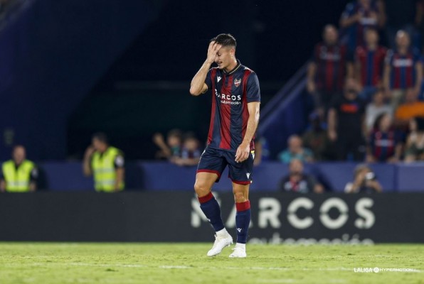 El Villarreal B frena con polémica al Levante