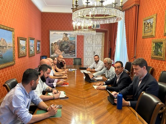 Vox allana la contratación de directores generales en Alicante pero exige que no tengan carné político
