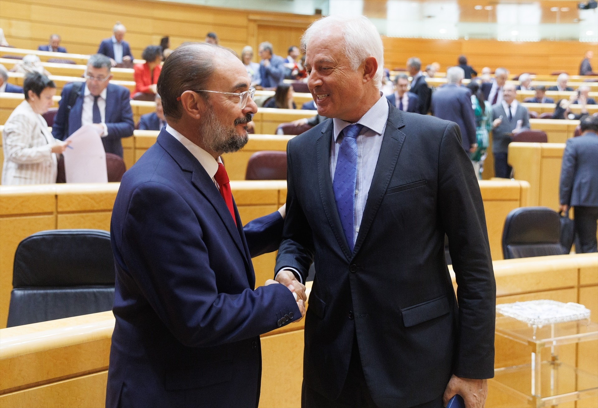 
Los senadores del PSOE, Javier Lambán (i) y Eloy Suárez (d) durante una sesión plenaria. Foto: E.PARRA/EP - 
