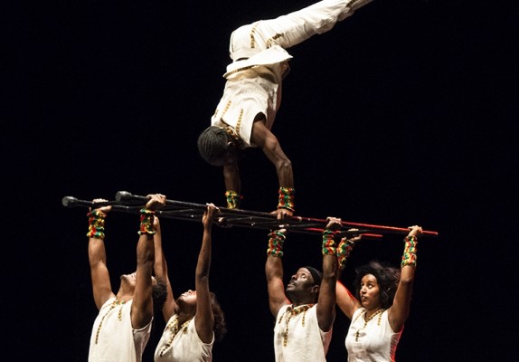 El circo social de la compañía etíope Kine Circus cierra su gira en La Casa de la Mar