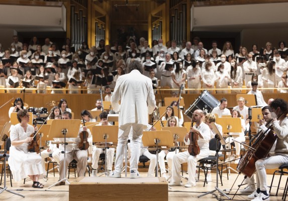 'Dreamers In White' reúne en València a 200 músicos voluntarios para un concierto benéfico