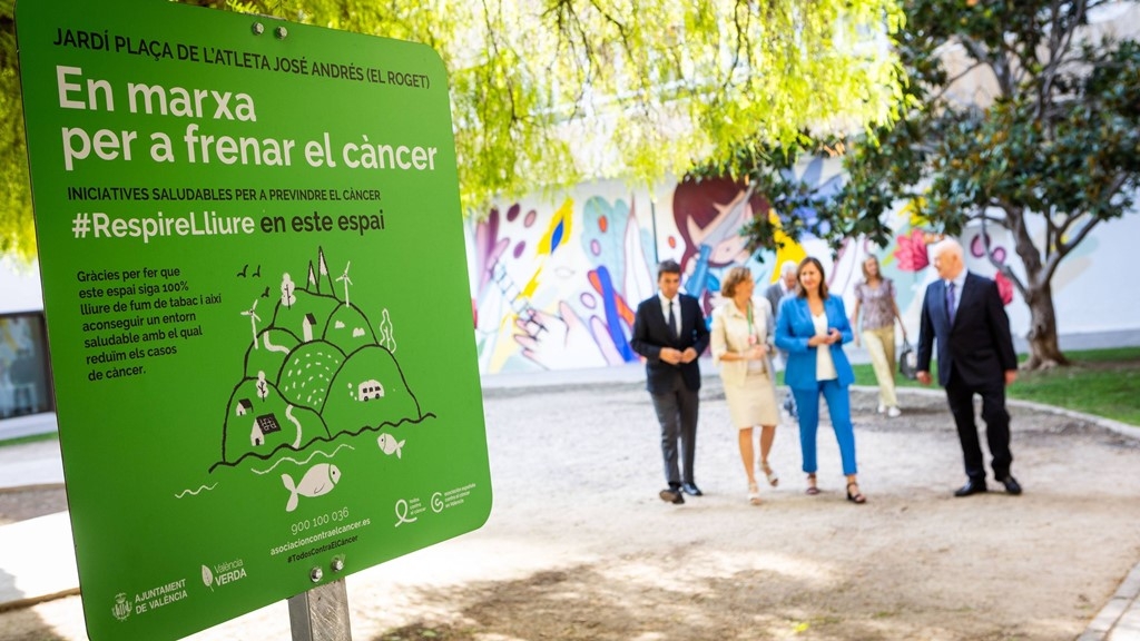 València estudiará crear espacios libres de humo en algunas plazas, parques y jardines
