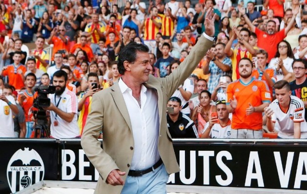 Kempes matiza sus palabras y muestra su apoyo a Ayestarán