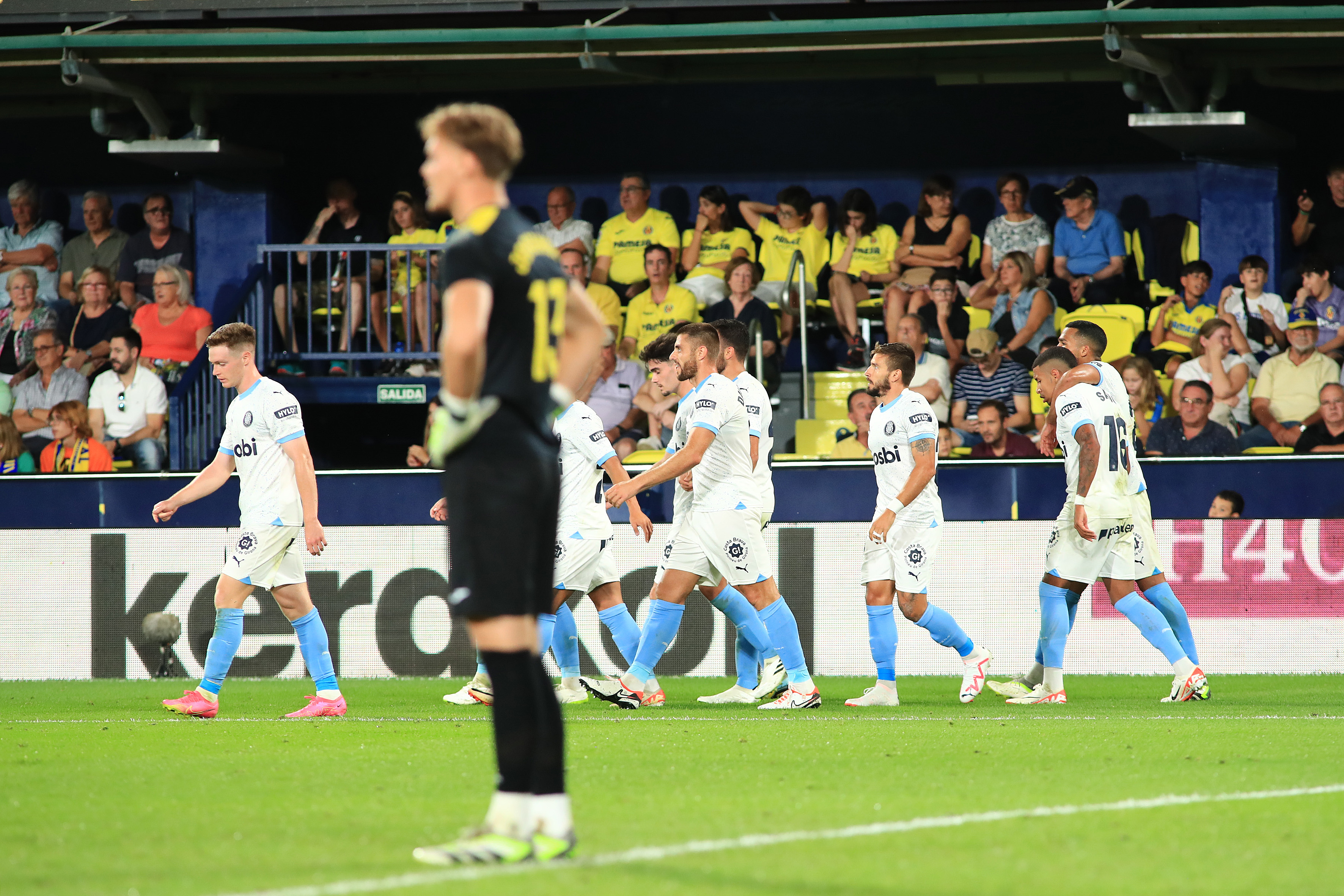 El Girona celebra un gol en La Cerámica mientras Jörgensen mira al frente. CARME RIPOLLÉS - 