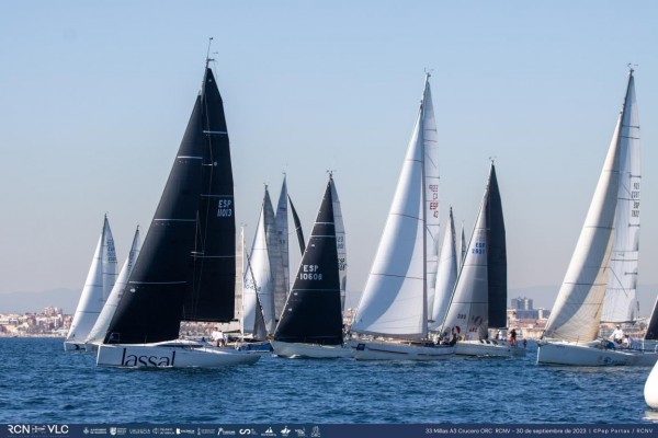 El M8 Zas Sailing se hace con el título absoluto en la 33 Millas A3