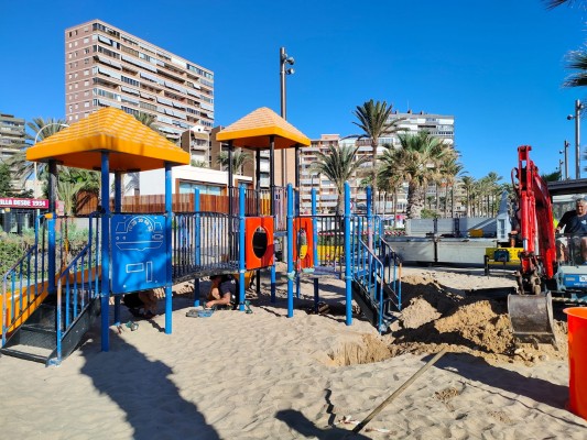 Alicante renueva los juegos infantiles en las cinco playas urbanas con una inversión de 1,2 millones