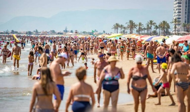 Los apartamentos de la Comunitat registraron 2,5 millones de pernoctaciones en agosto
