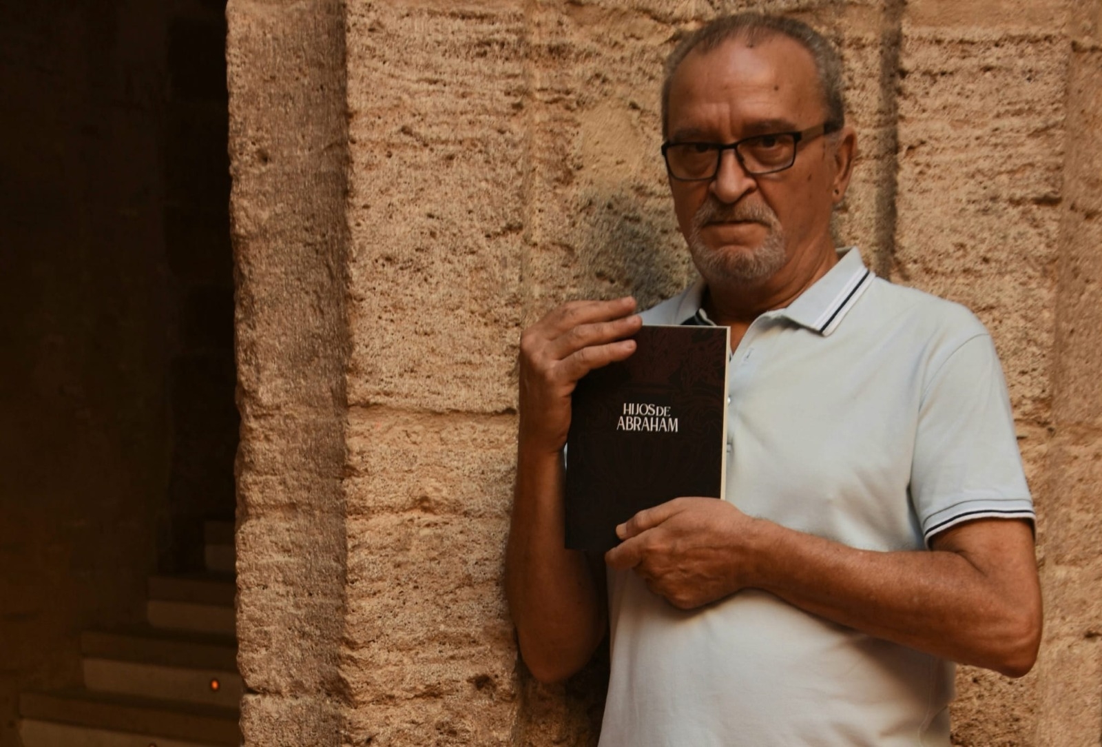  Adrià Hernández con su novela. Foto: Adrià Hernández - 