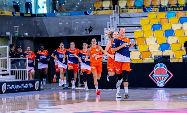 El Valencia Basket completa su repóquer de títulos de su femenino que acecha ya al masculino
