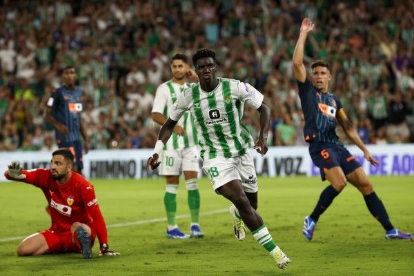 El Betis arrolla a un Valencia sin recursos