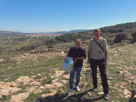 Sabores del Llosar, el matrimonio que elabora queso fresco en las montañas de Vilafranca