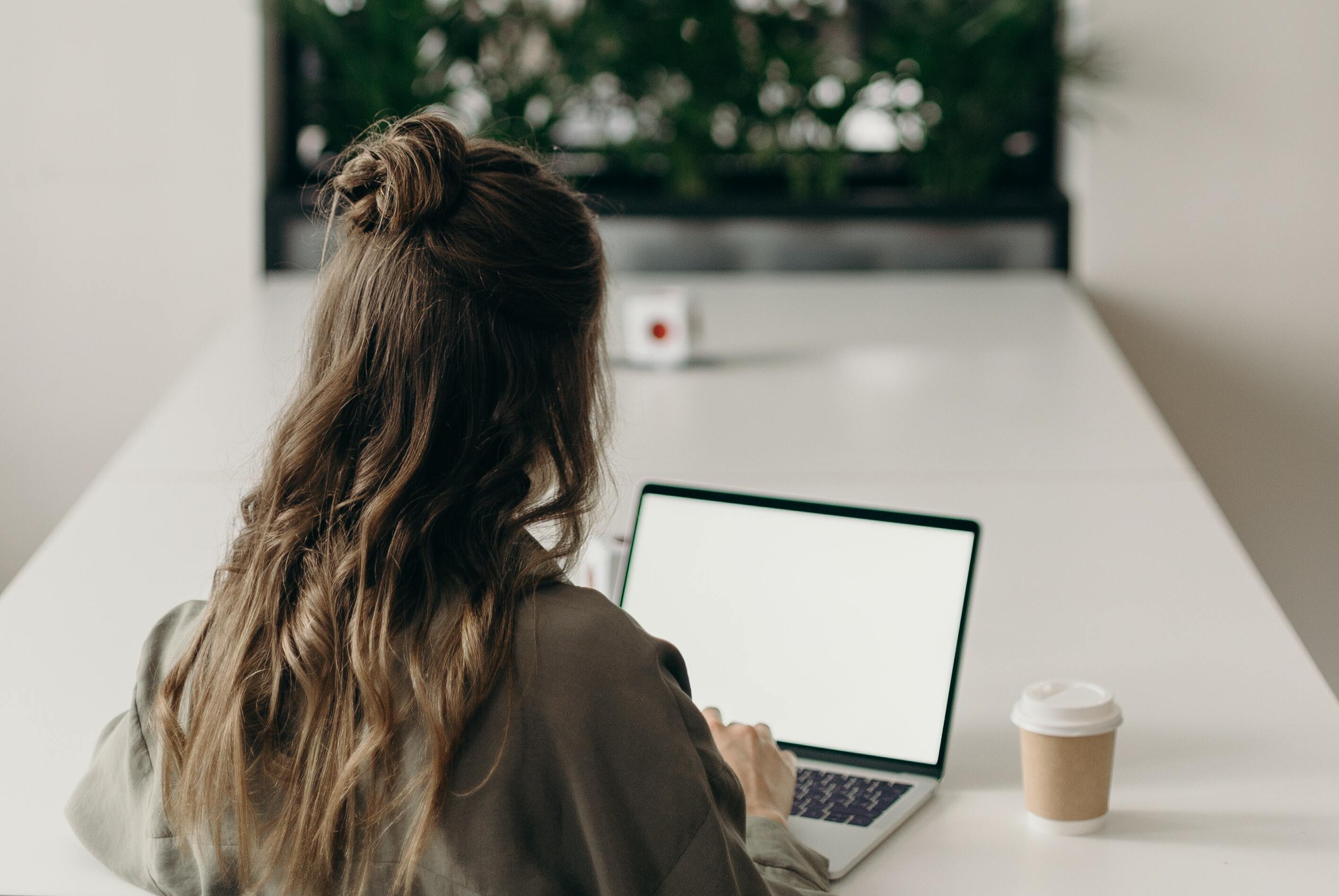 Las horas extra no remuneradas caen, mientras la Justicia penaliza no registrar la jornada