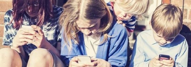 Investigadoras de la UMU ven un error prohibir móviles en centros educativos