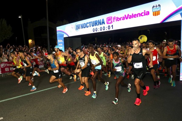 Joseph Kimelo Kimutai logra el mejor tiempo entre los más de 9.000 corredores que han participado en la 15K Nocturna FibraValencia

