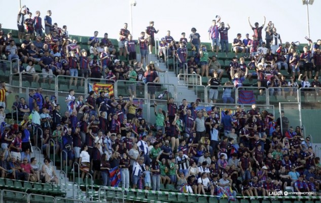 Con un millar en el Martínez Valero: la afición del Levante se hace oír 