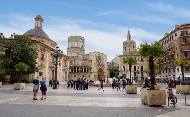 El eje peatonal entre las plazas del Ayuntamiento y de la Virgen tiene el mayor tránsito de Ciutat Vella