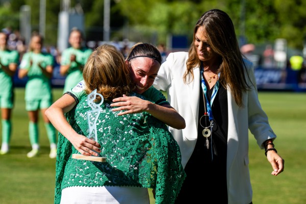 El Levante entrega a Eva Navarro un trofeo como reconocimiento por ganar el Mundial
