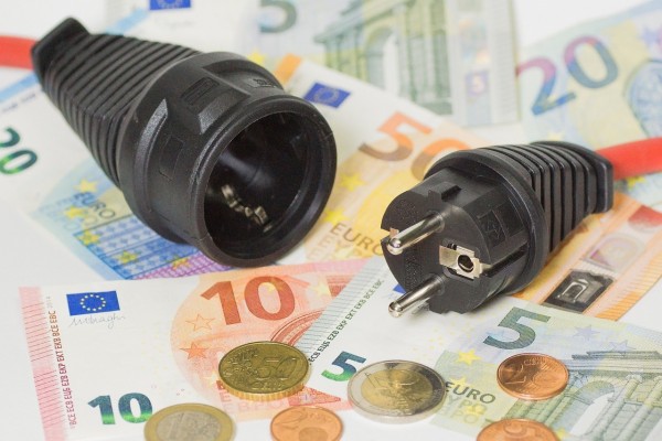 La factura de la luz alcanza en septiembre los 57 euros, la segunda más cara de 2023