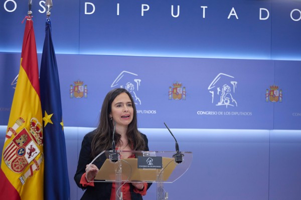 La diputada del PP Belén Hoyo se pone de parto antes de la investidura y vota telemáticamente
