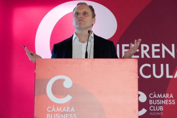 Daniel Lacalle tranquiliza a los empresarios de la Cámara y el obispo será el próximo ponente
