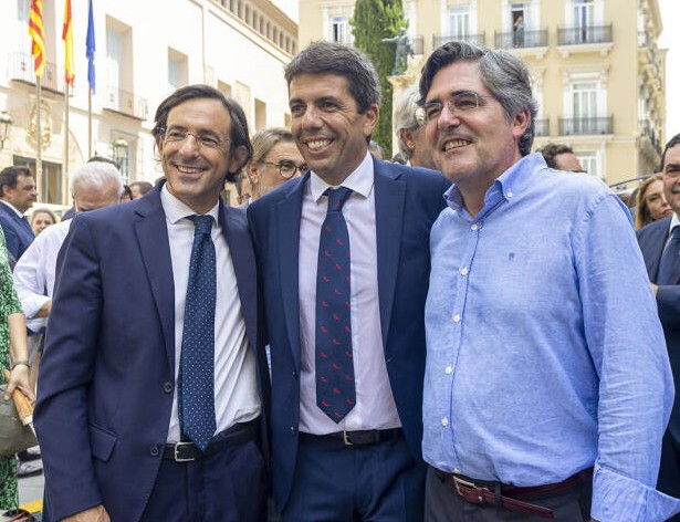 El nuevo presidente de la Autoridad Portuaria de Alicante, Luis Rodríguez, junto al presidente de la Generalitat, Carlos Mazón, y el diputado provincial, Carlos Pastor. Foto: MARGA FERRER - 