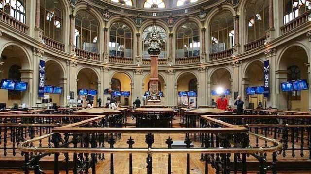 Los bancos frenan al Ibex 35 reconquistar el 10.500 a media sesión