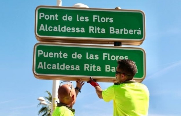 El Puente de las Flores ya luce el nombre de Rita Barberá