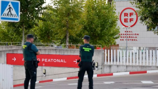 La Guardia Civil registra el Comité Técnico de Árbitros por orden del juez del 'caso Negreira'