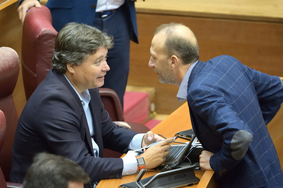 Luis Santamaría (PP) y Alexis Marí (Ciudadanos) en el pleno de este miércoles. Foto: CORTS - 