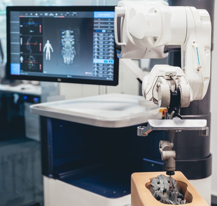 Presentan el primer robot quirúrgico del mundo con ‘tracking system’ mecánico para operaciones de columna con tecnología 100% española
