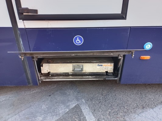 Heridos un alumno y su madre al fallar la rampa del bus escolar de la empresa expedientada