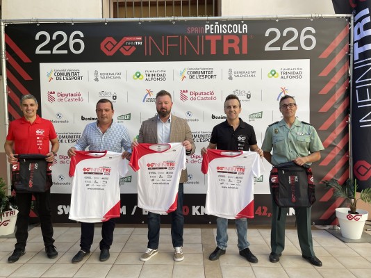 Peñíscola celebra este domingo la primera edición del triatlón Infinitri 226 