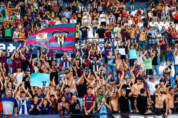 Los aficionados del Levante ya han retirado 600 de las 1.200 entradas disponibles para Elche