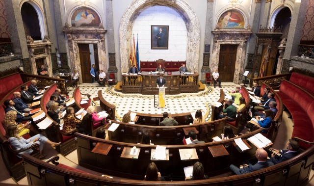 El topónimo de la ciudad, Barberá y la amnistía tensan el primer pleno municipal de València