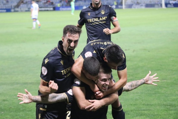 Schreuder hace del ataque su mejor defensa
